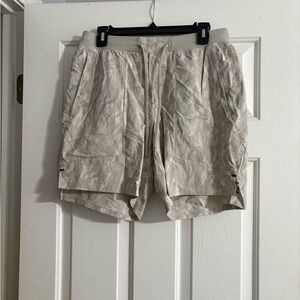 Lululemon Athletica Men's Light Tan/Cream Patterned Athletic Shorts